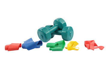 Gymnastikbänder und Hantelnauf weißem Hintergrund
