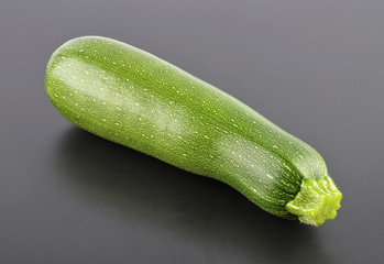 Zucchini auf schwarz
