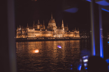 Obraz premium Hungarian Parliament at night on the River Danube, Budapest, Hungary, Europe