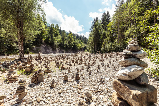 Steinmandl oberhalb der Breitachklamm im Allg&auml;u, Bayern, Deutschland.