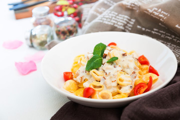 Cooked pasta with a cream sauce and roasted chicken cured with emmental.