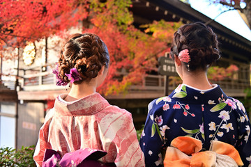 紅葉見物する和服姿の女性