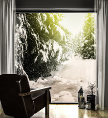 Sessel vor Panoramafenster mit Blick in die Natur