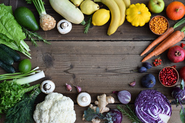 Fruits et légumes blancs, jaunes, verts, orange, rouges, violets sur fond en bois. Nourriture saine. Nourriture crue multicolore. Copier l& 39 espace