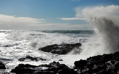 ocean waves breaking natural background
