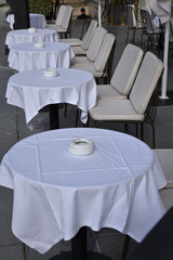 Tables à nappes blanches