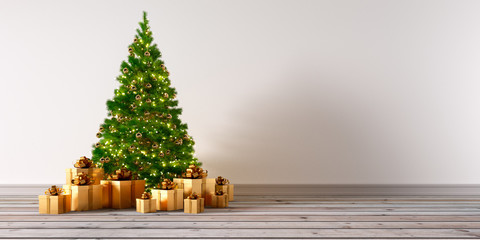 Grüner Weihnachtsbaum vor heller Wand mit goldenen Geschenken