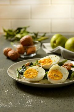 hard-boiled eggs with spinach salad, green beans and walnuts
