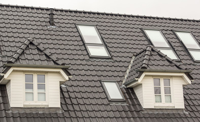 Dachgauben mit Fenstern auf einem Dach