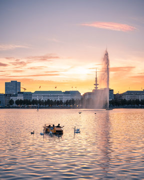 Tretbootfahrt mit Schw&auml;nen an der Alster