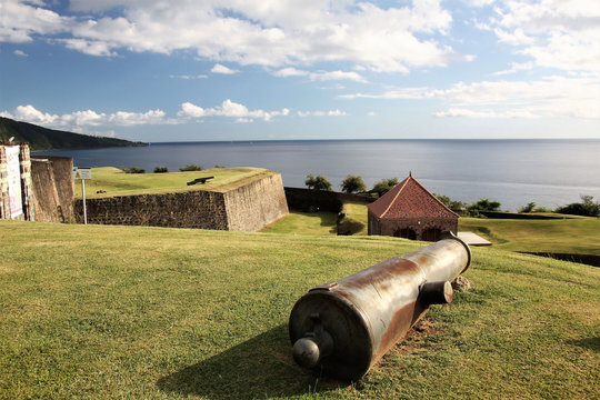 Guadeloupe, les canons &agrave; l&rsquo;aff&ucirc;t du Fort Delgres