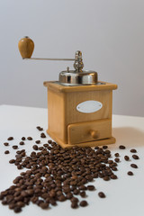 Kaffeemühle mit Kaffeebohnen