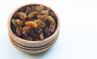 Fototapeta na wymiar raisins in a wooden bowl (isolated)