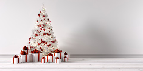 Weißer Weihnachtsbaum mit Geschenken vor weißer Wand