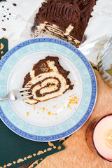 Trozo de pastel de tronco de navidad típico postre en estas fecha de Nöel.