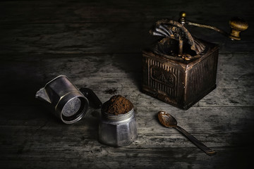 Naklejka premium prepararsi un caffè alla vecchia maniera