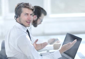 Obraz premium consultant in headphones sitting at his Desk.