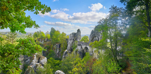 Blick auf die Basteibrücke, Elbsandsteingebirge, Sächsische Schweiz.