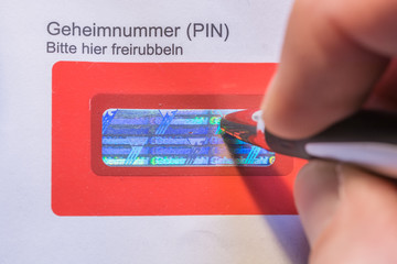Freirubbeln der Pin für eine Kreditkarte