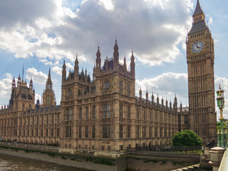Fototapeta na wymiar Palace of Westminster unter dunkler Wolke