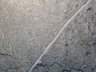 Vista aerea di una strada tra le valli desertiche dell&rsquo;isola di Lanzarote, isole Canarie, Spagna.
