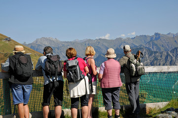 wanderer im kleinwalsertal