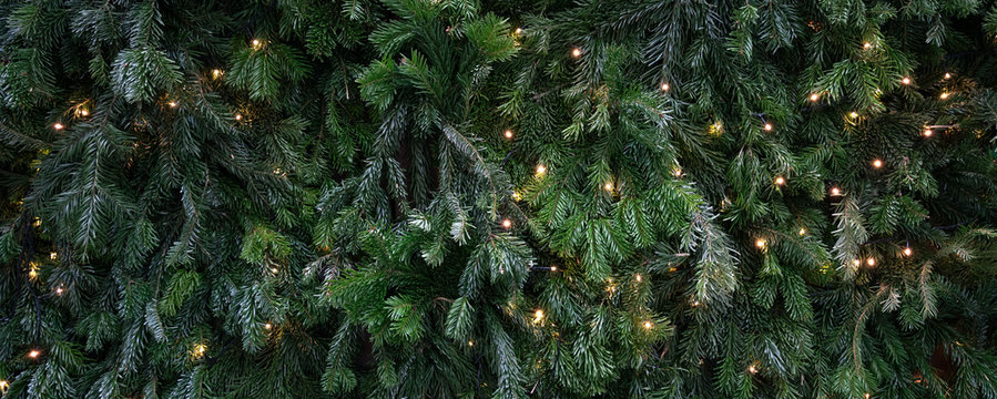 Schöne Weihnachten Hütte Tannenzweige mit Lichterkette auf Alt Holz Panorama Hintergrund Banner Homepage