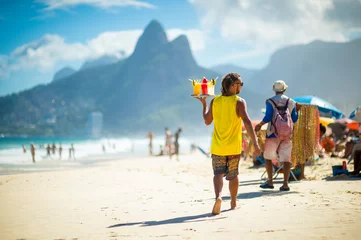 Tuinposter Schilderachtige middagmening van Ipanema Beach met Two Brothers Mountain in Rio de Janeiro, Brazilië © lazyllama