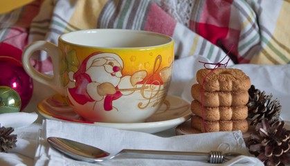 Tazza di latte e biscotti