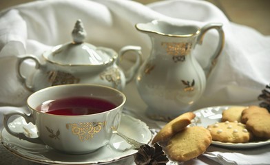 Tazza di tè con dolci fatti in casa