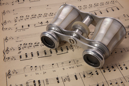 Alte Noten mit antikem Opernglas