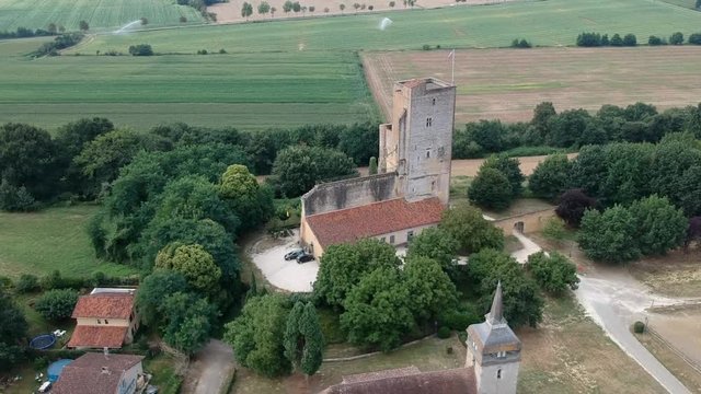 Termes d'Armagnac (Gers – France) – Château et église Saint Pierre