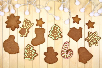 Świąteczne ciasteczka - pierniki - gwiazda, choinka, domek,, bałwanek na drewnianym blacie