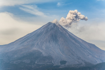 Está saliendo mucho humo del volcán de Colima.