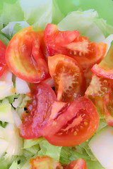 TOMATE LECHUGA Y CEBOLLA EN ENSALADA