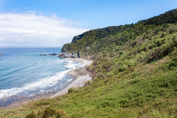 PLAYA Y MONTAÑA EN EL NORTE DE ESPAÑA