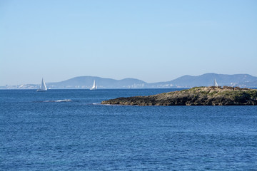 Fototapeta na wymiar Sailboats in Palma bay and horizon on a sunny day