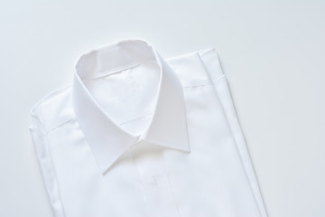 白いシャツ
