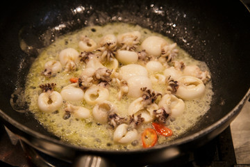 Cleaning with water the calamari