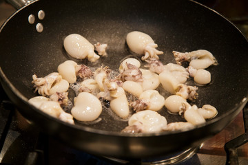 Cleaning with water the calamari