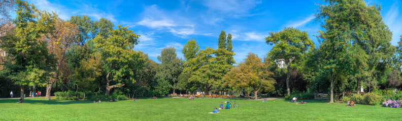 Der Wiener Stadtpark bei schönem Wetter im Herbst