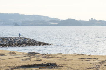 和歌山県田辺町の港と釣り人