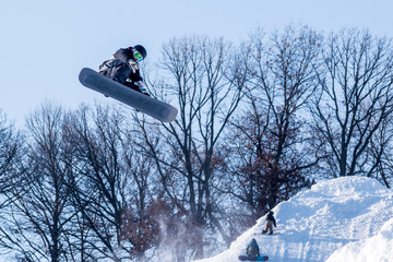 People are enjoying kiing	/ snowboarding