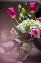 Arreglo floral en tonos rosas