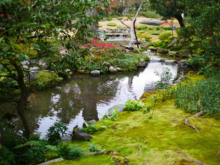 日本庭園と水の流れ