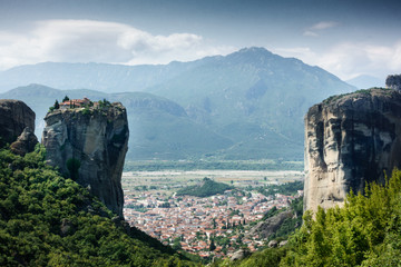 Naklejka premium Scenic view of the Meteora cliff and town