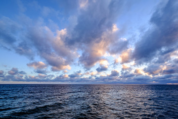 Dramatische Wolken über Meer