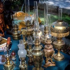 Fototapeta na wymiar Flea market in the open./Flea market in the open. Antique kerosene lamps of various designs, manufacturers and years of manufacture.