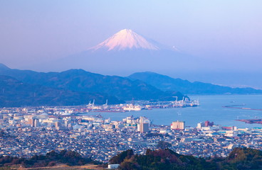 夕暮れの富士山と清水港、静岡県静岡市清水区日本平にて