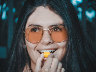 Chica comiendo dulce amarillo
